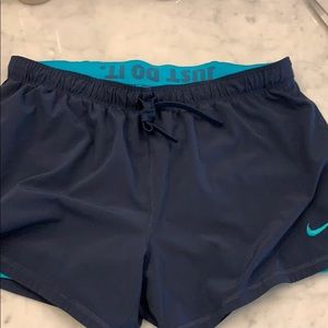 Nike flew women’s training shorts